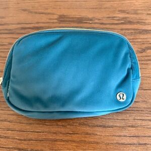NWOT Lululemon Everywhere 1L belt bag in Green Jasper Velour and gold hardware
